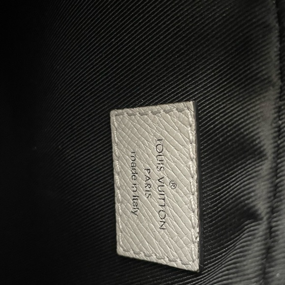 LV Bumbag Taiga White - Picture 5 of 9